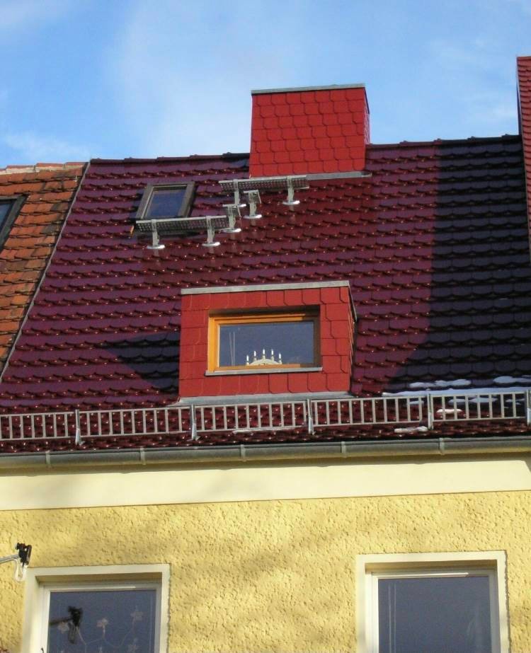 Dachgaube mit rotem Schieferbehang und Dachfenster
