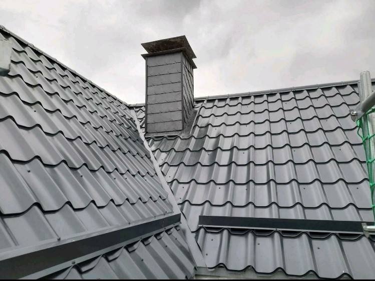 Kehle und Schornsteinanschluss in anthrazitfarbenen Ziegeln