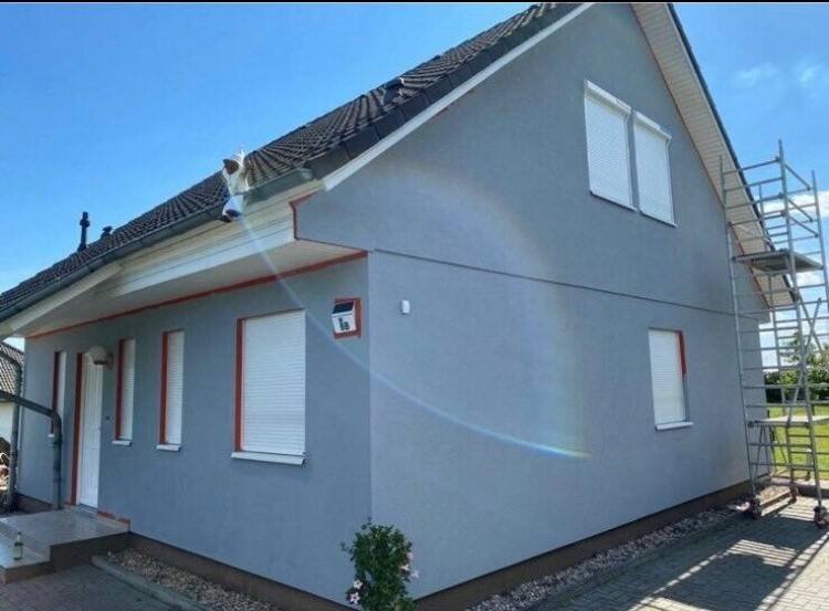 Frisch verputzte und gestrichene Fassade mit Gerüst