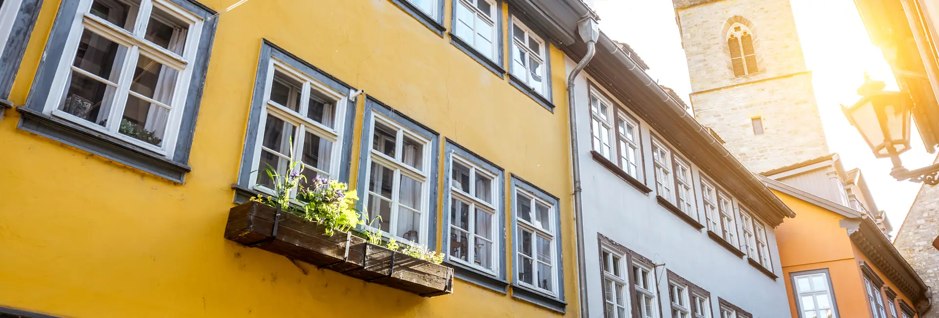 Historische Gebäude mit gelben und blauen Fassaden