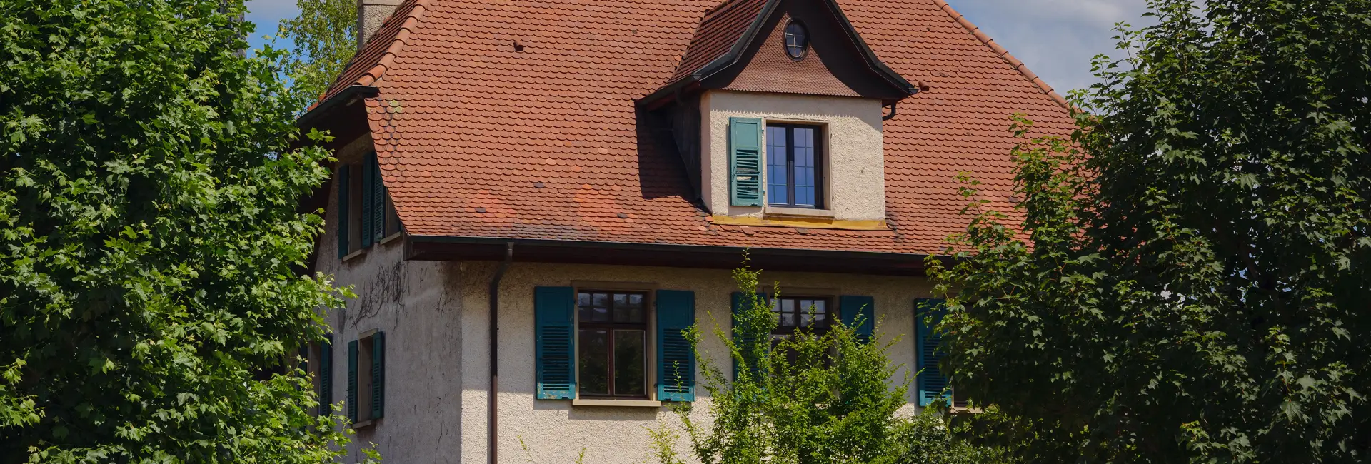 Wohnhaus mit gepflegtem Garten