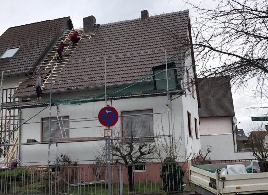 Team von DAFATEC bei Dacharbeiten auf einem Gerüst